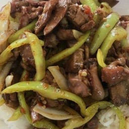 ข้าวผัดพริกหยวกเครื่องในไก่