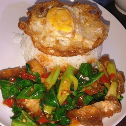 คะน้าหมูกรอบไข่ดาว