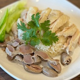 ข้าวมันไก่ต้ม พร้อมเครื่องใน