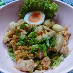 บะหมี่ยำแห้งรวมเครื่องในหมู