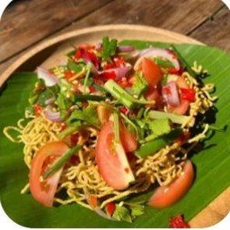 ยำหมี่กรอบหมูสับ