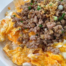 ข้าวไข่ขยี้หมูสับพริกน้ำปลา