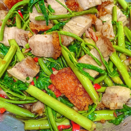 กระเฉดหมูกรอบ (กับข้าว)