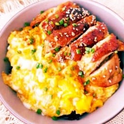 ข้าวหน้าไก่เทอริยากิไข่ขยี้ /ไข่ออนเซน/ไก่จิ้มแจ่ว/หมูสะเต๊ะ 照烧鸡肉饭配炒蛋 / 温泉蛋 / 辣酱鸡肉 / 沙爹猪肉 Teriyaki Chicken Rice with Scrambled Egg / Onsen Egg / Chicken with Chili Sauce / Pork Satay