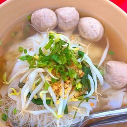 ก๋วยเตี๋ยวลูกชิ้นหมูล้วน.