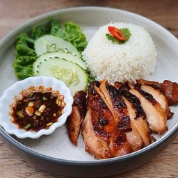 ข้าวไก่ย่างเตาถ่านน้ำจิ้มแจ่ว (Grilled Chicken Spicy Sauce)