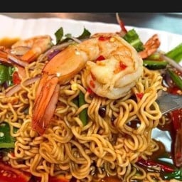 [อร่อยซ่ากับโค้ก] ยำมาม่าทะเลปลาร้า +  โค้ก ออริจินัล (กระป๋อง)