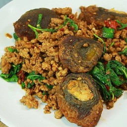 ข้าวกะเพาไข่เยี่ยวม้า