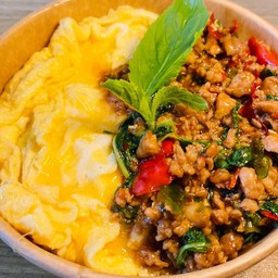 ข้าวกะเพราะหมูสับไข่ขยี้หอมๆ