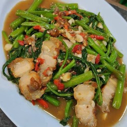 ผัดผักบุ้งหมูกรอบ