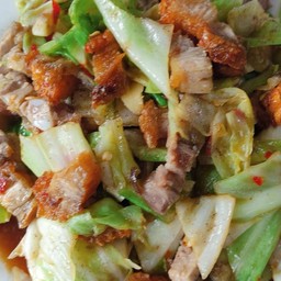 ผัดกะหล่ำปลีหมูกรอบ