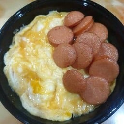 ข้าวหน้าไข่ข้นไส้กรอกทอด