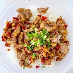 หมูชิ้นคั่วพริกเกลือราดข้าว