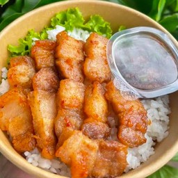 ข้าวหมูสามชั้นทอดน้ำปลา(ไม่มีผักสลัด)