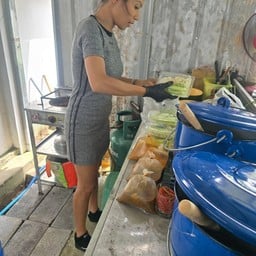 เจ๊นุ้ยขนมจีนส้นตีนไก่
