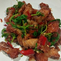 กระเพราหมูกรอบ