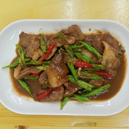 คอหมูผัดกะปิ