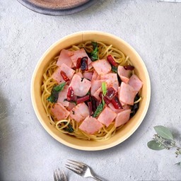 สปาเก็ตตี้พริกแห้งแฮม (Spaghetti Ham With Dried Chilli)