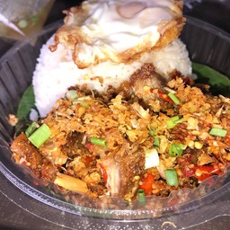 หมูกรอบคั่วพริกเกลือไข่ดาว