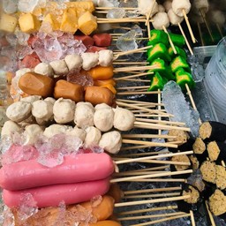 ร้านลูกชิ้นทอดทิ้งโค้งเจ๊เบียร์ ตลาดสมใจต้นผึ้งบ่อสร้าง