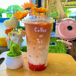 ชาไทยนมสดสตอเบอรี่เย็น