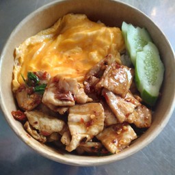 หมูสามชั้นผัดกะเพราพริกแห้งราดบนข้าวหอมนุ่มๆ