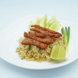 ข้าวผัดพริกหนุ่มหมูทอด
