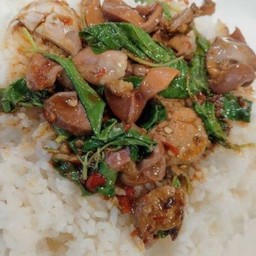 ข้าวกะเพราเครื่องในไก่