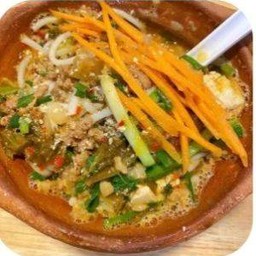 ขนมเส้นต้มใส่เต้าหู้เหม็น 臭豆腐砂锅米线