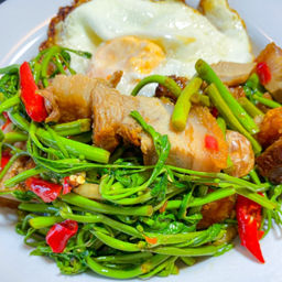 ข้าวกระเฉดหมูกรอบ+ไข่ดาว