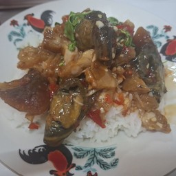 ข้าวกะเพราหมูกรอบไข่เยี่ยวม้า