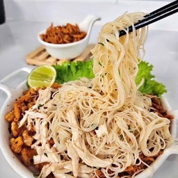 หมี่คลุกไก่ฉีกรวมรสเผ็ดแซ่บ+ออริจินัล (ใส่ถ้วยเดียวกัน)