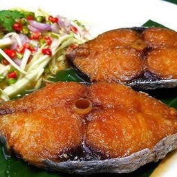 ปลาอินทรีย์ทอดยำมะม่วง