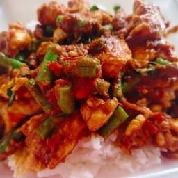 ข้าวพริกแกงหมูชิ้น