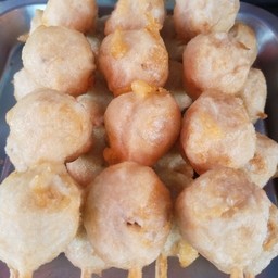 ลูกชิ้นหมูเอ็นชุบแป้ง