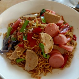 ตำมาม่าปูปลาร้า+หมูยอ+ลูกชิ้น