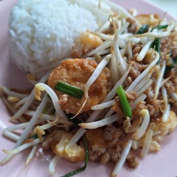 ผัดถั่วงอกเต้าหู้หมูสับราดข้าว