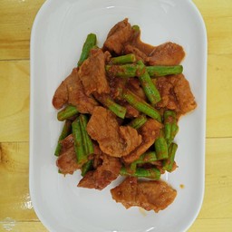 ผัดพริกแกง