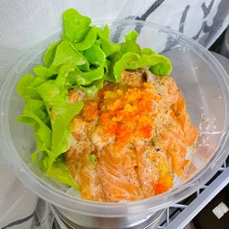 ข้าวหน้าแซลม่อนน้ำสลัดไข่กุ้ง