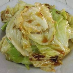 กะหล่ำปลีผัดน้ำปลาราดข้าว