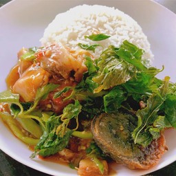 กะเพราหมูกรอบไข่เยี่ยวม้า