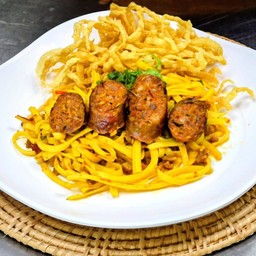 ข้าวซอยผัดไส้อั่ว