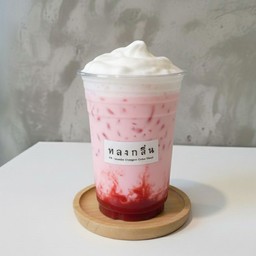Strawberry milk whipped foam