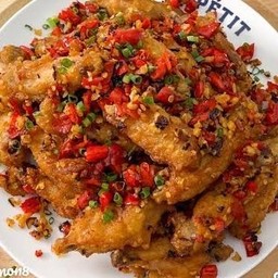 ไก่กรอบคั่วพริกเกลือราดข้าว