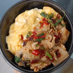 ข้าวไข่ข้น กระเพราสามชั้นสไลด์