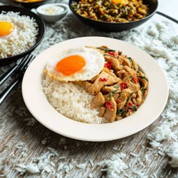 ข้าวหมูชิ้นผัดกะเพรา