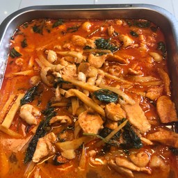 แกงเผ็ดไก่ใส่หน่อไม้ราดช้าว