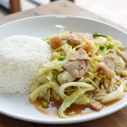 ข้าวหมูผัดกะหล่ำปลี