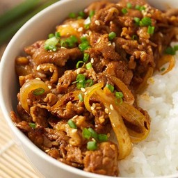 ข้าวหน้าหมูผัดซอสเกาหลี