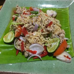 ยำมาม่าหมูสับ